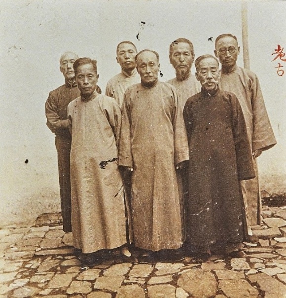 1935년 11월 7일 중국 저장성 자싱에서 열린 제1회 국무회의에 참석한 임시정부 이동녕 주석 (앞줄 가운데). [사진=천안시]