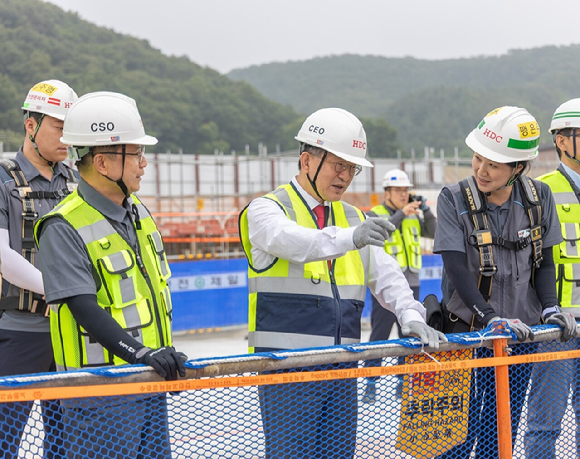 조태제 HDC현대산업개발 CSO(왼쪽부터), 정경구 HDC현대산업개발 대표이사가 현장 안전 점검을 진행하고 있다. [사진=HDC현대산업개발]