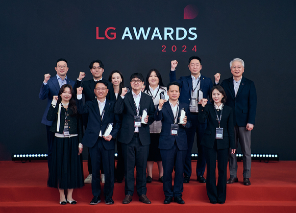 구광모(뒷줄 왼쪽 첫번째) LG 회장이 지난 2일 경기도 이천 LG인화원에서 열린 'LG 어워즈'에서 고객 대표, 수상자들과 기념 촬영을 하고 있다. [사진=LG]