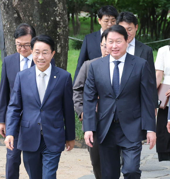 조정식 국회의장(앞줄 왼쪽)과 최태원 대한상의 회장(앞줄 오른쪽)이 9일 국회 사랑재에서 열린 국회 경제대도약위원회 출범식장소로 이동하고 있다. [사진=대한상의]