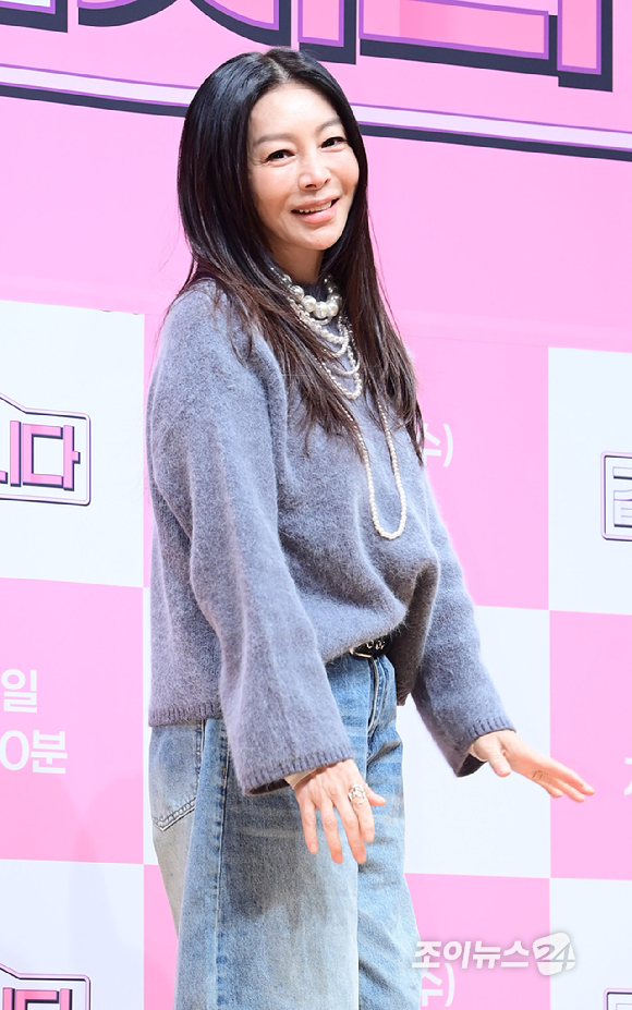 배우 황신혜가 6일 오전 서울 영등포구 여의도 KBS 아트홀에서 진행된 KBS 1TV '황신혜의 같이 삽시다' 제작발표회에 참석하고 있다. [사진=정소희 기자]