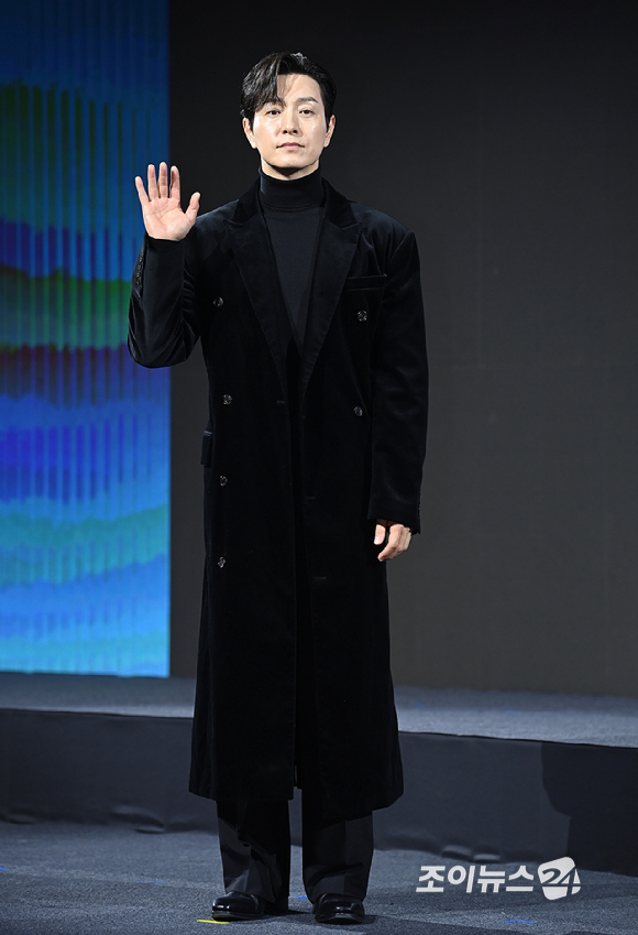 배우 정성일이 15일 서울 강남구 그랜드 인터컨티넨탈 서울 파르나스에서 열린 디즈니+ '메이드 인 코리아' 제작발표회에서 포즈를 취하고 있다. [사진=곽영래 기자]