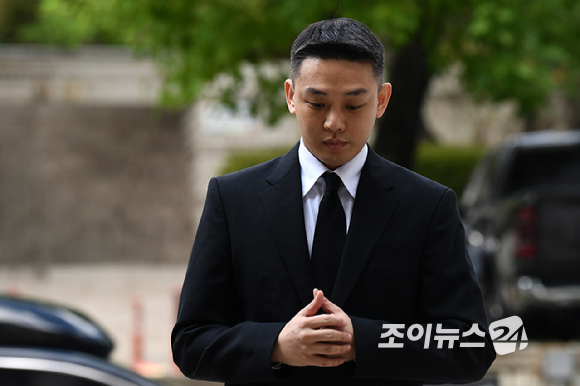 프로포폴 등 의료용 마약류를 상습 투약한 혐의를 받는 배우 유아인(본명 엄홍식)이 3일 오후 서울 서초구 서울중앙지법에서 열린 1심 공판에 참석하기 위해 법정으로 향하고 있다. [사진=곽영래 기자]