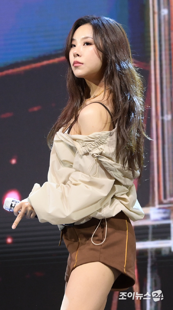 그룹 마마무 휘인이 11일 오후 서울 광진구 예스24라이브홀에서 진행된 마마무(MAMAMOO) 열두 번째 미니앨범 '마이크 온(MIC ON)' 쇼케이스에서 타이틀곡 'ILLELLA (일낼라)' 무대를 선보이고 있다. [사진=정소희 기자]