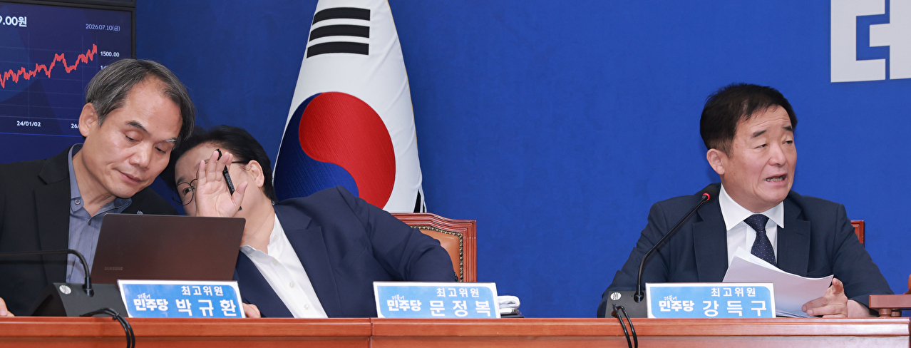 더불어민주당 강득구 최고위원이 10일 국회에서 열린 최고위원회의에 참석해 8&middot;17 전당대회 당 대표 선거에 선호투표제를 도입하는 것과 관련해 발언하고 있다. 왼쪽은 문정복&middot;박규환 최고위원. 2026.7.10 [사진=연합뉴스]