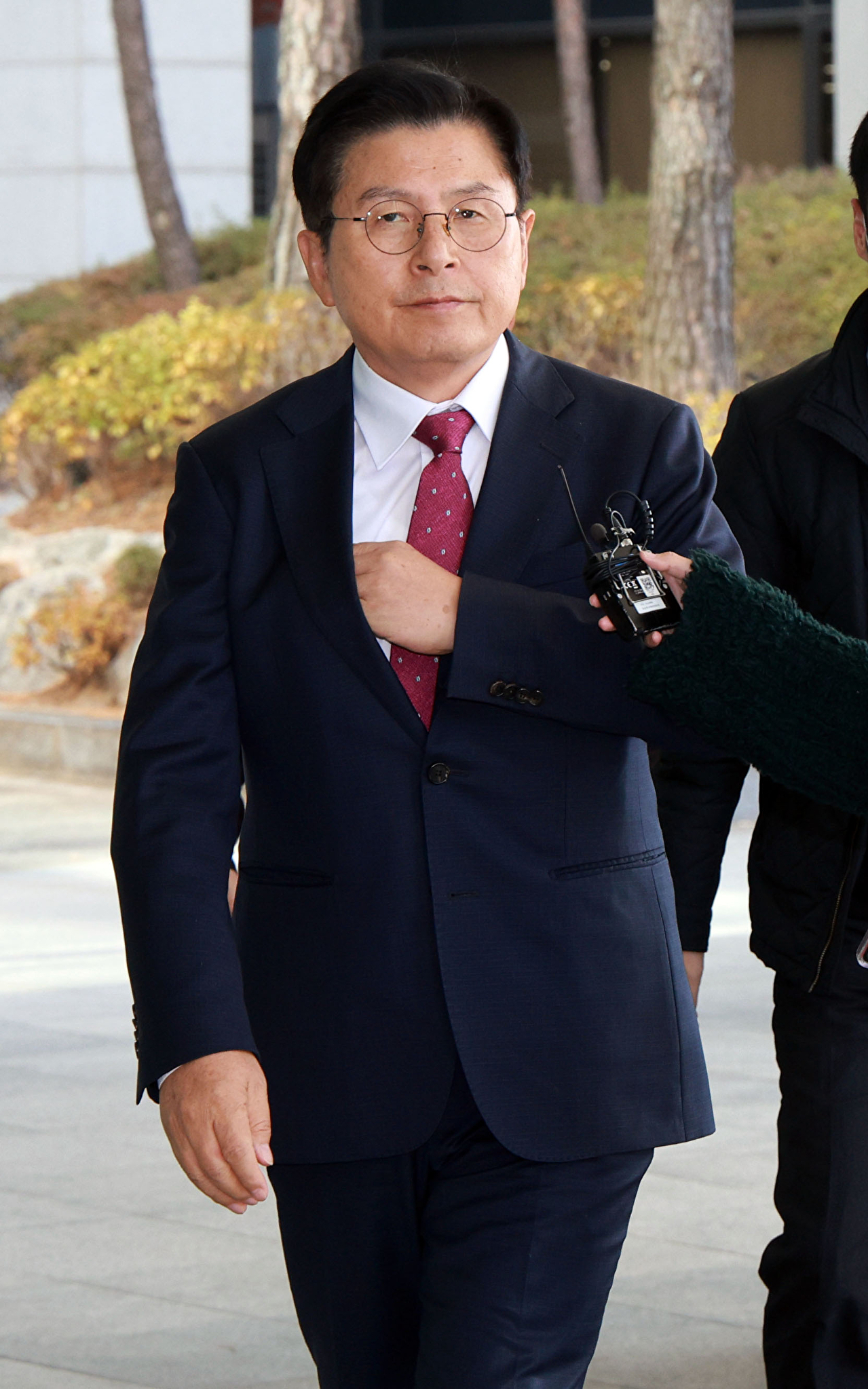 내란 선전&middot;선동 혐의 관련 내란특검팀에 의해 체포된 황교안 전 국무총리가 12일 서울 서초구 서울고등검찰청에 마련된 내란 특검 사무실로 향하고 있다. 2025.11.12 [사진=연합뉴스]