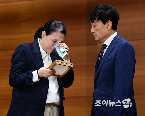 MBC가 15일 오전 서울 상암동 MBC신사옥에서 기상캐스터 故 오요안나의 사망을 둘러싼 직장 내 괴롭힘 의혹에 대한 기자회견을 열었다. 안형준 MBC 사장이 유족과 합의서 전달식을 하고 고인의 어머니 장연미 씨에게 故 오요안나 명예사원증을 전달하고 있다. [사진=정소희 기자]