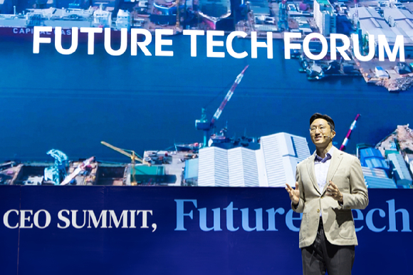 정기선 HD현대 회장이 27일 경주엑스포대공원 문화센터 문무홀에서 진행된 APEC CEO 서밋 ‘퓨처 테크 포럼: 조선’에서 기조연설을 진행하고 있다. [사진=HD현대]