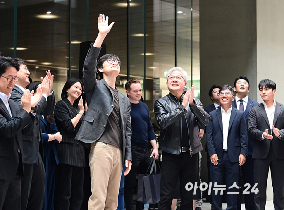 젠슨 황 엔비디아 최고경영자(CEO)가 8일 경기도 성남시 정자동에 위치한 네이버 1784 사옥에 방문해 이해진 네이버 의장과 인사하고 있다. [사진=정소희 기자]