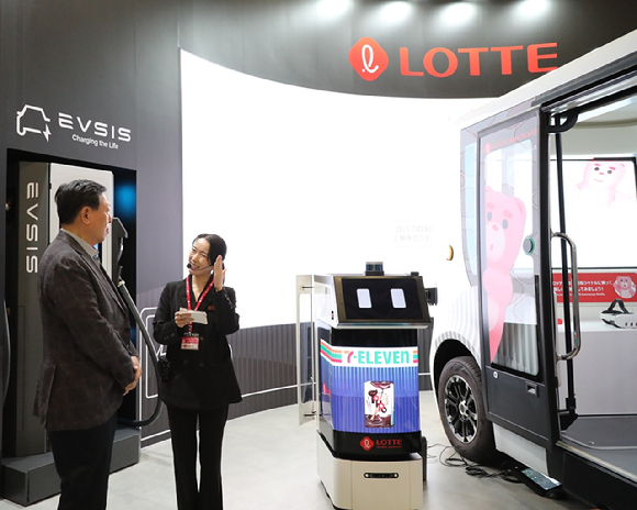 신동빈 롯데 회장이 3일 일본 도쿄에서 열리고 있는 '재팬모빌리티쇼 2025'를 방문해 2차전지 소재, 수소 사업, 자율 주행 등 그룹이 추진하고 있는 모빌리티 사업을 점검했다. [사진=롯데그룹]