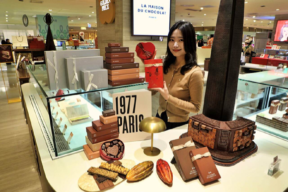 롯데백화점 본점 지하 1층 라메종뒤쇼콜라 매장에서 모델이 초콜릿 선물세트를 소개하고 있다. [사진=현대백화점]