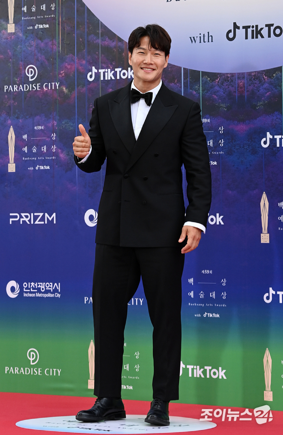 개그우먼 이은지가 28일 오후 인천 파라다이스시티에서 열린 제59회 백상예술대상 레드카펫에서 포즈를 취하고 있다. [사진=김성진 기자]