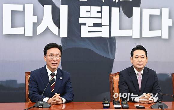김민석 국무총리가 1일 서울 여의도 국회에서 국민의힘 장동혁 대표(오른쪽)를 예방해 발언을 하고 있다. [사진=곽영래 기자]