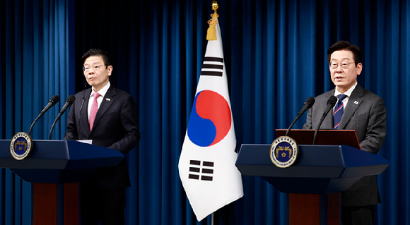 이재명 대통령과 로런스 웡 싱가포르 총리가 2일 용산 대통령실에서 공동언론 발표를 하고 있다. [사진=연합뉴스]