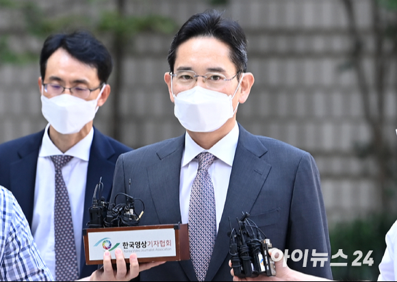 이재용 삼성전자 부회장이 서울중앙지방법원에서 열린 경영권 불법 승계 의혹 재판에 출석하고 있는 모습. 