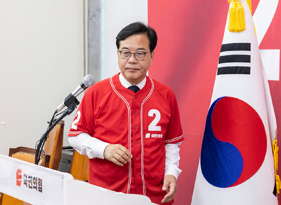 국민의힘 송언석 공동선거대책위원장이 6&middot;3 지방선거와 재보선 본투표를 하루 앞둔 2일 국회에서 2030 청년 투표 참여 호소문 발표를 위해 회견장에 입장하고 있다. 2026.6.2 [사진=연합뉴스]