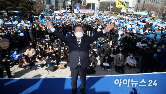 이재명 더불어민주당 대선후보가 3일 오후 서울 종로 보신각터에서 열린 '우리 모두를 위해, 성평등 사회로' 유세에서 '기적'이라는 꽃말을 가진 파란 장미를 들고 시민과 지지자들에게 인사하고 있다. [사진=국회사진취재단]