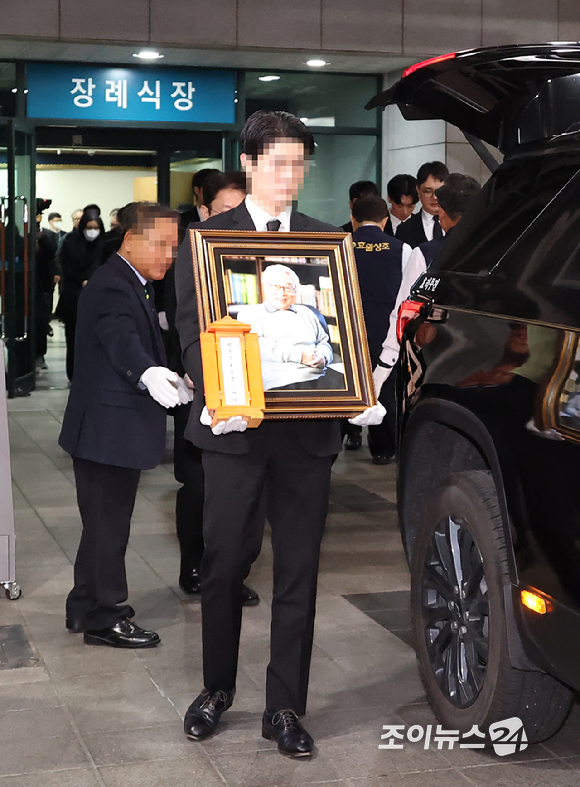 27일 오전 서울 송파구 서울아산병원 장례식장에서 배우 故 이순재의 발인식이 엄수되고 있다. [사진=곽영래 기자]