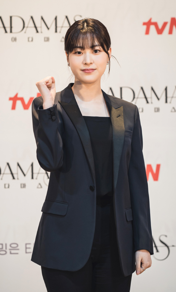 배우 이수경이 26일 온라인으로 진행된 tvN 새 수목드라마 '아다마스' 제작발표회에 참석해 포즈를 취하고 있다. [사진=tvN]