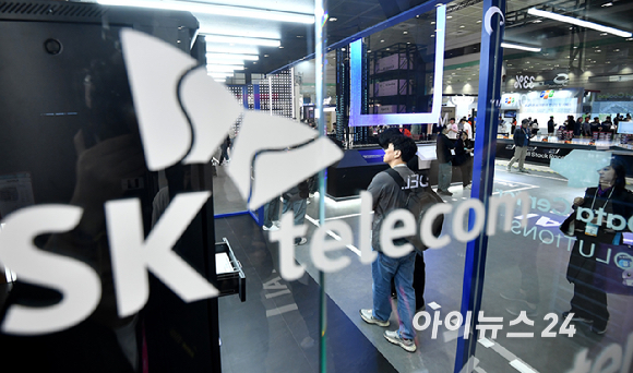 22일 서울 강남구 코엑스에서 열린 2026 월드IT쇼에서 SKT부스에서 관람객들이 부스를 둘러보고 있다. [사진=곽영래 기자]