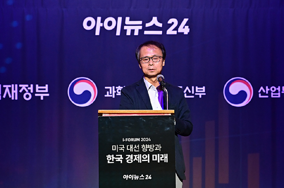 김용석 가천대학교 석좌교수(반도체교육원장)가 23일 서울 중구 롯데호텔 크리스탈볼룸에서 열린 '아이포럼 2024'에서 강연을 하고 있다. [사진=곽영래 기자]