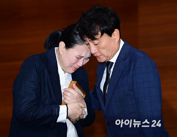 MBC가 15일 오전 서울 상암동 MBC신사옥에서 기상캐스터 故 오요안나의 사망에 대해 공식 사과하고 유족에 합의문 전달식 가졌다. 故 오요안나 명예사원증을 안고 오열하는 어머니 장연미 씨와 위로하는 안형준 MBC 사장. [사진=정소희 기자]