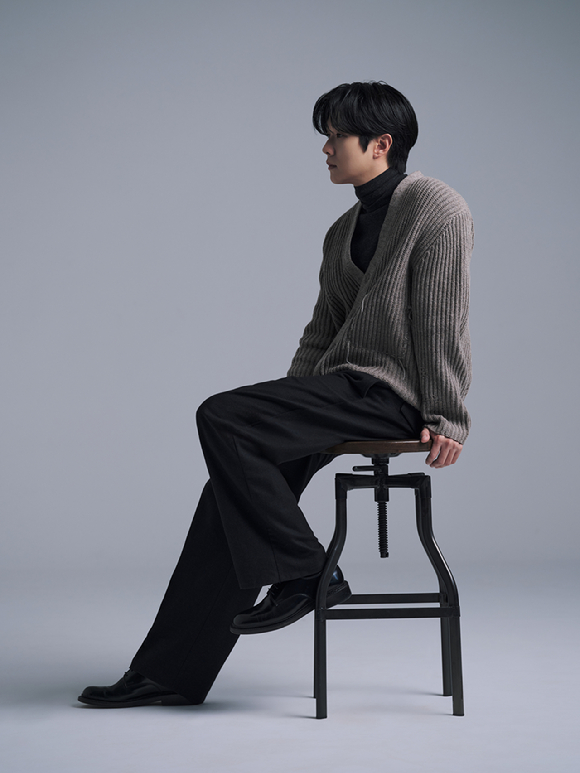 배우 최우식이 영화 '넘버원' 인터뷰에 앞서 포즈를 취하고 있다. [사진=㈜바이포엠스튜디오]