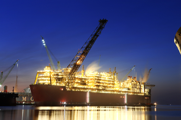 삼성중공업이 건조한 세계 최대 규모 크기의 FLNG. [사진=삼성중공업]