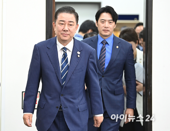 김병기 당대표 직무대행 겸 원내대표가 18일 오전 서울 여의도 국회에서 열린 최고위원회의에 참석하고 있다. [사진=곽영래 기자]