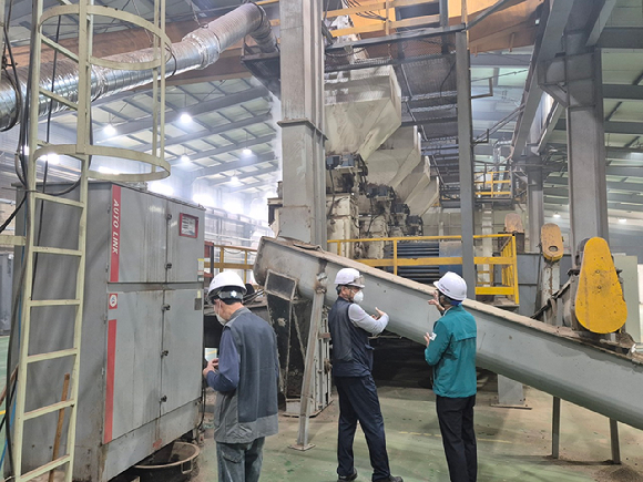 미이용 산림바이오매스의 건전한 유통 질서 확립을 위해 목재펠릿 제조시설 점검을 실시하고 있다. [사진=산림청]