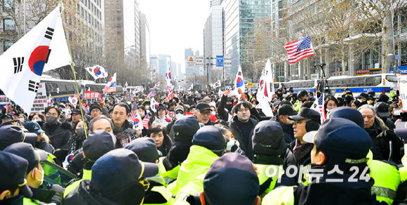 내란 수괴와 직권남용 등의 혐의를 받는 윤석열 대통령의 구속 전 피의자 심문(영장실질심사)을 앞둔 18일 서울 마포구 서부지방법원 인근에서 윤 대통령의 지지자들이 도로를 점령해 시위를 하고 있다. [사진=곽영래 기자]