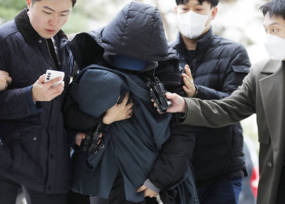 배우 고(故) 이선균(48)을 협박, 금품을 갈취한 혐의로 사전 구속영장이 청구된 20대 여성이 지난달 28일 오후 인천 미추홀구 인천지법에서 구속 전 피의자 심문(영장실질심사)에 출석하기 위해 이동하고 있다. [사진=뉴시스]