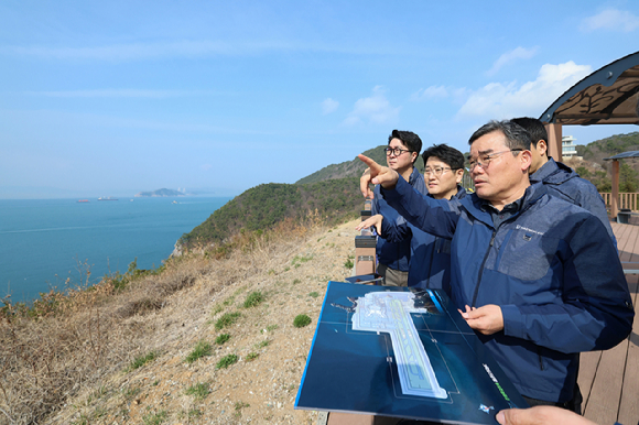 대우건설 김보현 대표이사(오른쪽 첫번째)가 가덕도신공항 건설 예정지를 살펴보고 있다. [사진=대우건설]