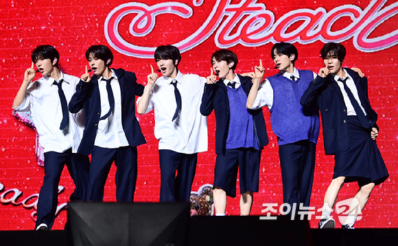 그룹 NCT WISH(NCT 위시)가 24일 오후 서울 한남동 블루스퀘어에서 열린 첫 번째 미니앨범 'Steady(스테디)' 발매 기념 쇼케이스에 참석해 타이틀 곡 '스테디' 무대를 선보이고 있다. [사진=정소희 기자]
