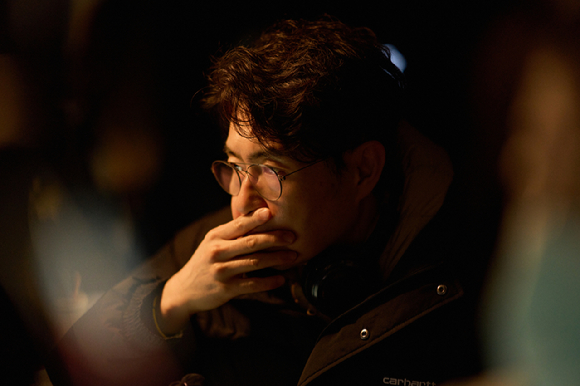 류승완 감독이 영화 '휴민트' 촬영 현장에서 연출 지휘를 하고 있다. [사진=NEW]