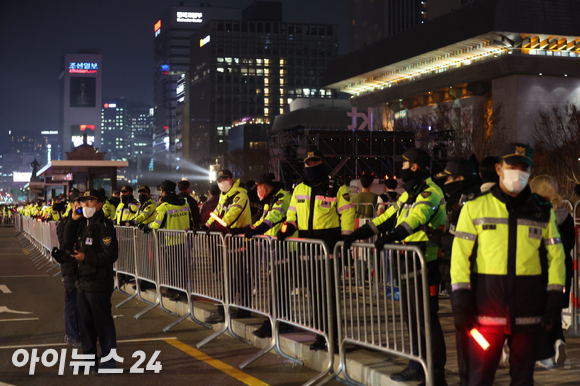 2022 카타르월드컵 H조 조별리그 대한민국과 우루과이의 경기가 열린 24일 오후 서울 종로구 광화문 광장에서 시민들이 거리응원을 하고 있다. [사진=김성진 기자]