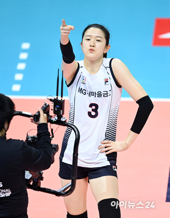 이다현이 23일 오후 광주 페퍼스타디움에서 '도드람 2021~2022' V리그 올스타전에서 세리머니를 하고 있다. [사진=김성진 기자]