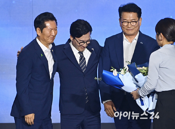 김민석 더불어민주당 신임 당 대표가 17일 대전 컨벤션센터에서 열린 제3회 더불어민주당 정기 전국당원대회에서 당 대표로 선출된 뒤 정청래, 송영길 후보와 인사를 하고 있다. [사진=곽영래 기자]