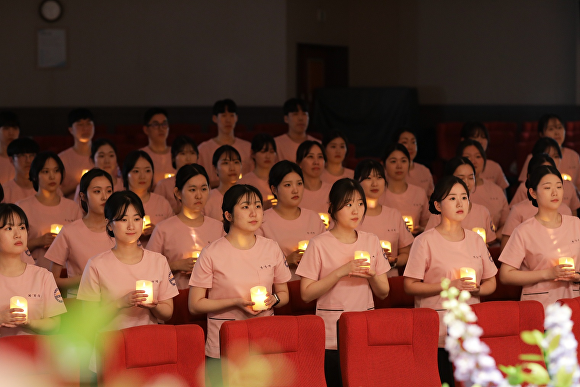 국립군산대 간호학과 학생들이 나이팅게일 선서를 하고 있다. [사진=국립군산대 ]