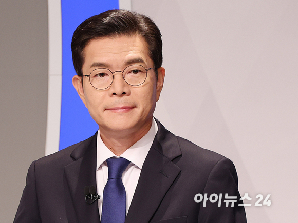 정원오 더불어민주당 서울시장 후보가 28일 오후 서울 마포구 SBS프리즘타워에서 열린 제9회 전국동시지방선거 2026 서울특별시장선거 후보자 토론회에서 토론 준비를 하고 있다. [사진=정소희 기자]