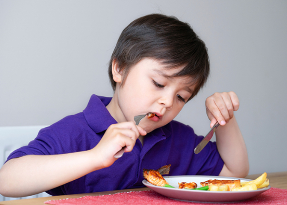 해산물을 안 먹는 아동일수록 타인을 배려하는 '친사회적 행동'이 부족하다는 연구 결과가 발표됐다. 사진은 본 기사 내용과 무관함. [사진=Wholesome Kids Catering]