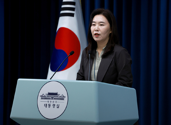이재명 대통령이 11일 서울 용산 대통령실 청사에서 열린 임시 국무회의에서 의안 심의에 앞서 자료를 살피고 있다. 2025.8.11 [사진=연합뉴스]