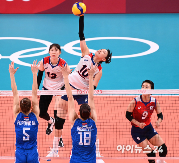 8일 오전 일본 도쿄 아리아케 아레나에서 '2020 도쿄올림픽' 여자 배구 동메달 결정전 대한민국과 세르비아의 경기가 펼쳐졌다. 한국 김연경이 스파이크를 하고 있다.