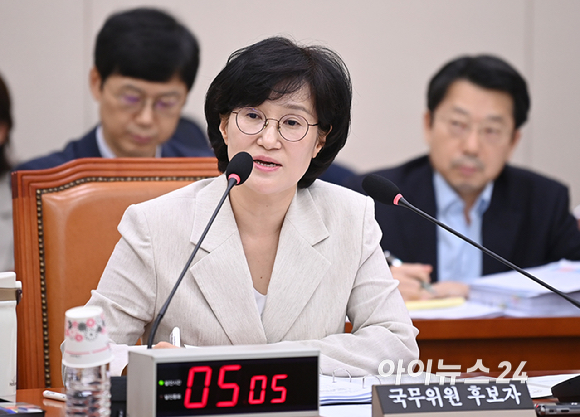 원민경 여성가족부 장관 후보자가 3일 국회 여성가족위원회에서 열린 인사청문회에서 질의에 답변하고 있다. [사진=곽영래 기자]