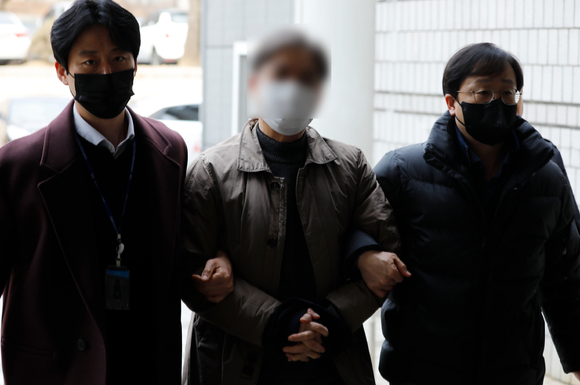 국가보안법 위반 혐의로 경남진보연합 활동가 등 4명이 영장실질심사를 받는 지난달 31일 서울중앙지방법원에서 한 활동가가 심사에 출석하고 있다. [사진=뉴시스]