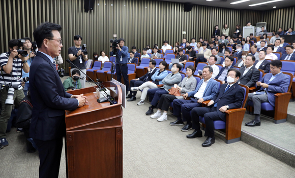 박광온 더불어민주당 원내대표가 14일 오후 서울 여의도 국회에서 열린 의원총회에서 발언하고 있다. [사진=뉴시스]