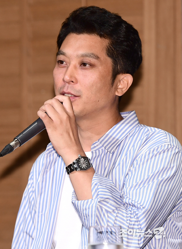 이응복 감독이 tvN 토일드라마 '미스터 션샤인' 제작발표회에 참석해 대답을 하고 있다. [사진=정소희 기자]
