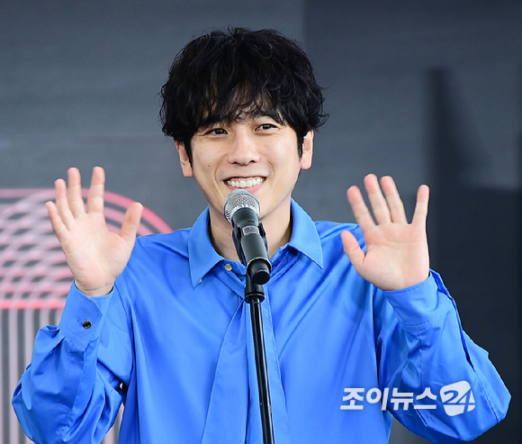배우 니노미야 카즈나리와 코우치 야마토가 19일 오후 부산광역시 해운대구 우동 영화의 전당에서 열린 제30회 부산국제영화제(BIFF) '8번 출구' 야외무대인사 행사에 참석하고 있다. [사진=정소희 기자]