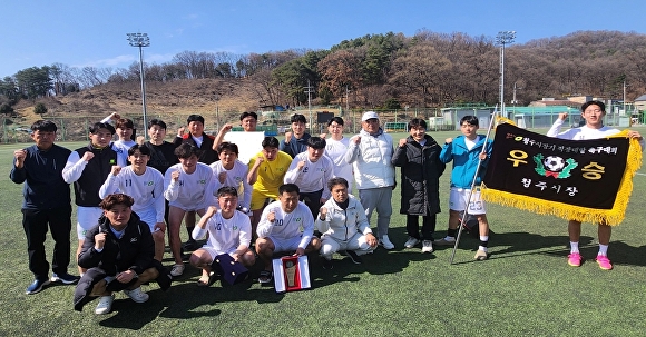 ‘26회 청주시장기차지 직장대항축구대회’에서 우승을 차지한 청주시청 축구동호회. [사진=청주시]