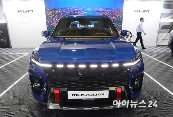 'EV 트렌드 코리아 2026'이 25일 서울 강남구 코엑스에서 열렸다. KG모빌리티(KGM) 부스에 무쏘 EV, 토레스 EVX, 액티언 하이브리드 등 친환경 전동화 모델 3종이 전시되고 있다. [사진=정소희 기자]